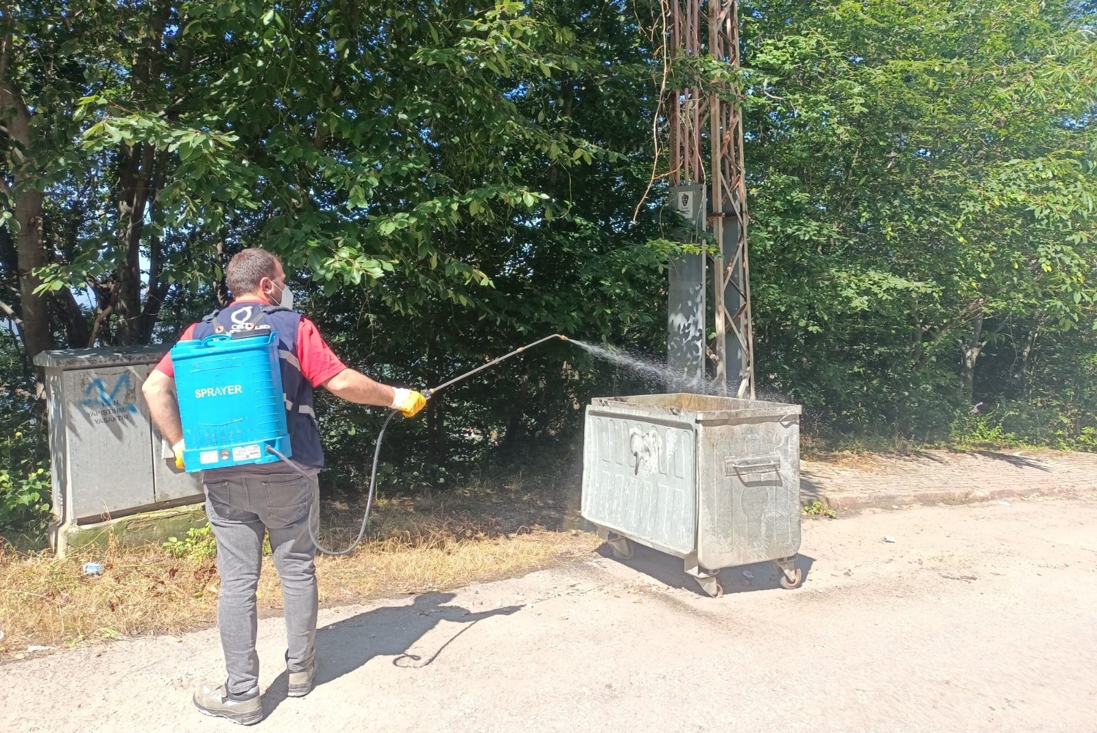 Ordu Büyükşehir Belediyesi’nden sineklerle mücadele için ilaçlama çalışması