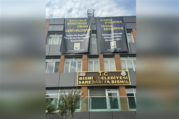 Bismil Belediyesi’nden kadın cinayetlerine pankartlı tepki