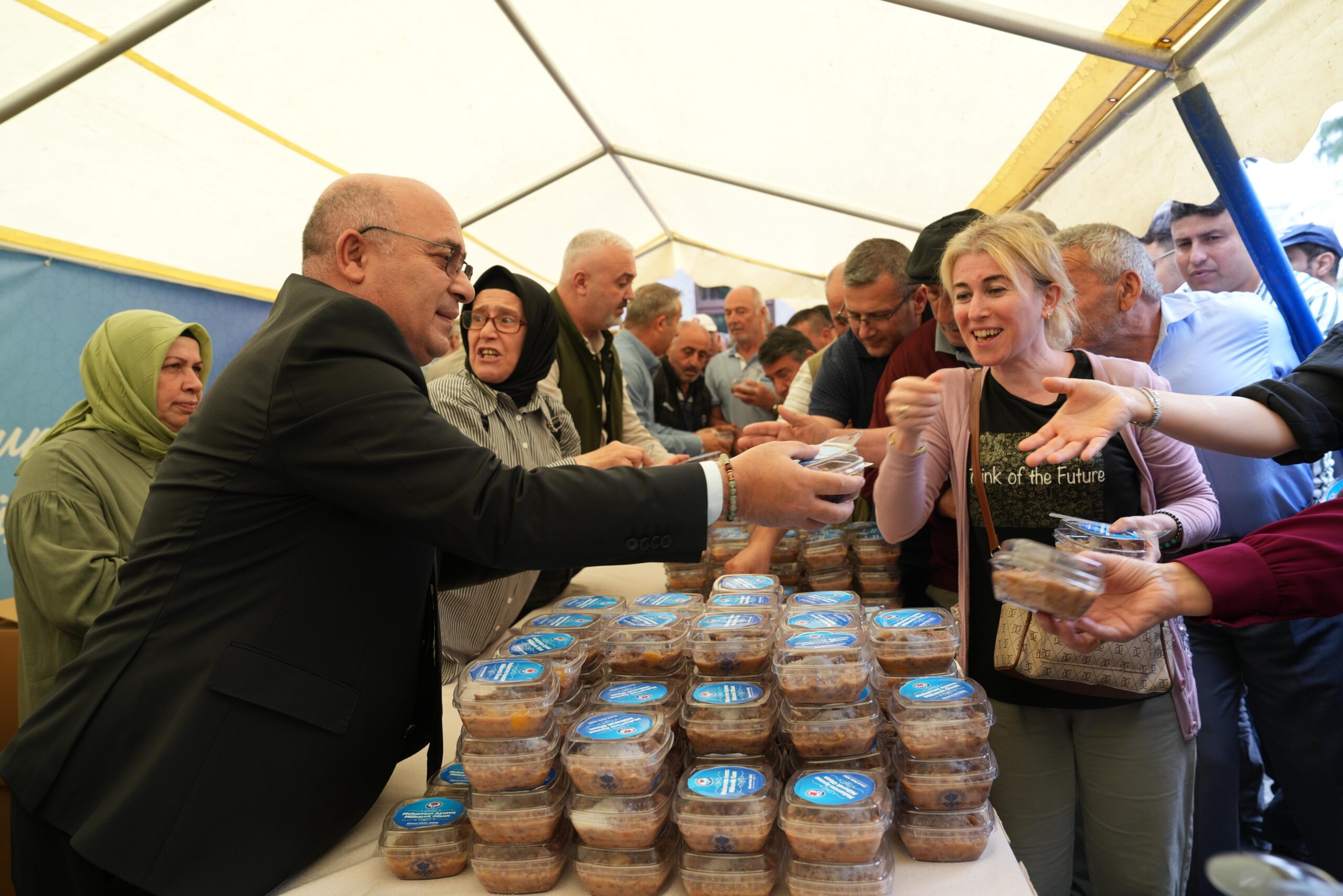 Trabzon Büyükşehir Belediyesi’nden vatandaşlara aşure ikramı