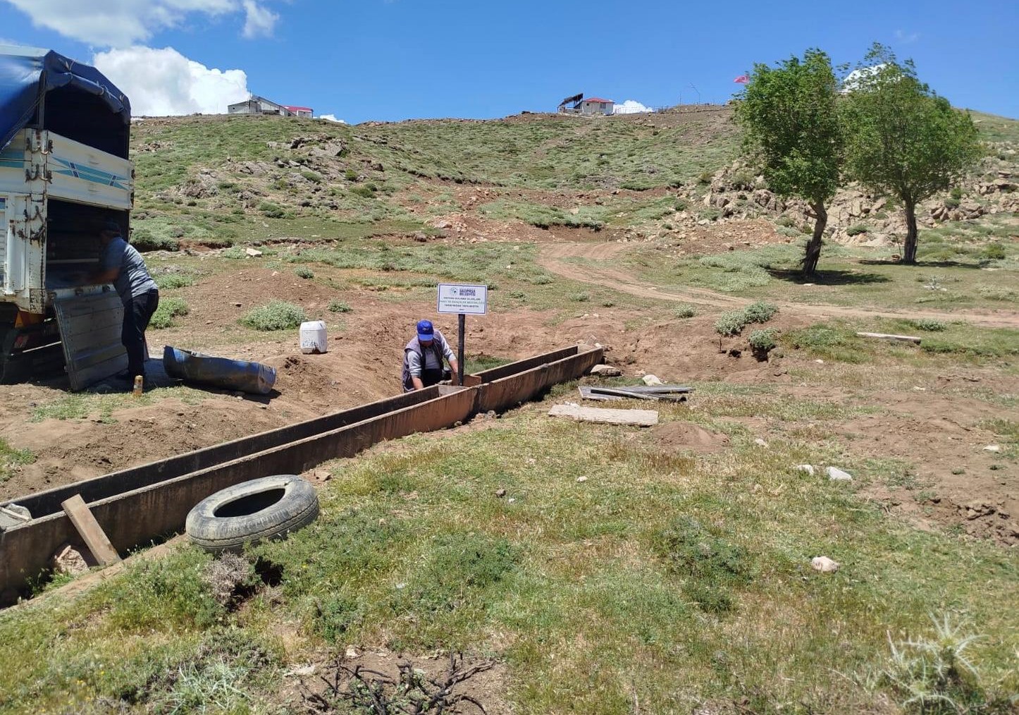 Gazipaşa Belediyesi, hayvancılık yapan vatandaşlara sulama oluğu desteği verdi