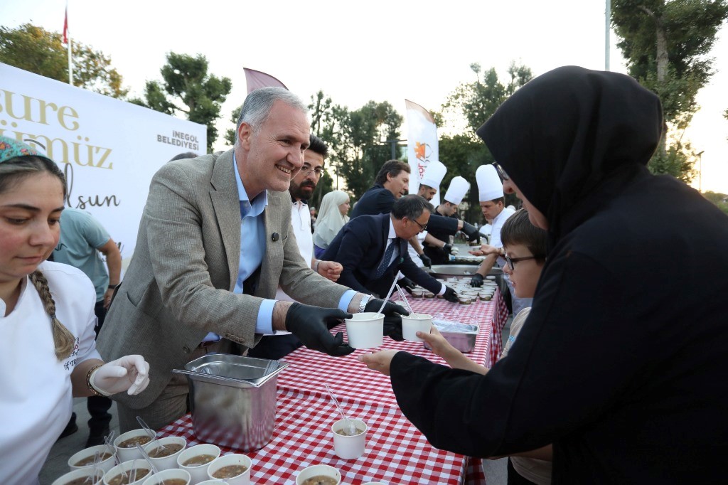 İnegöl Belediyesi’nden aşure ikramı