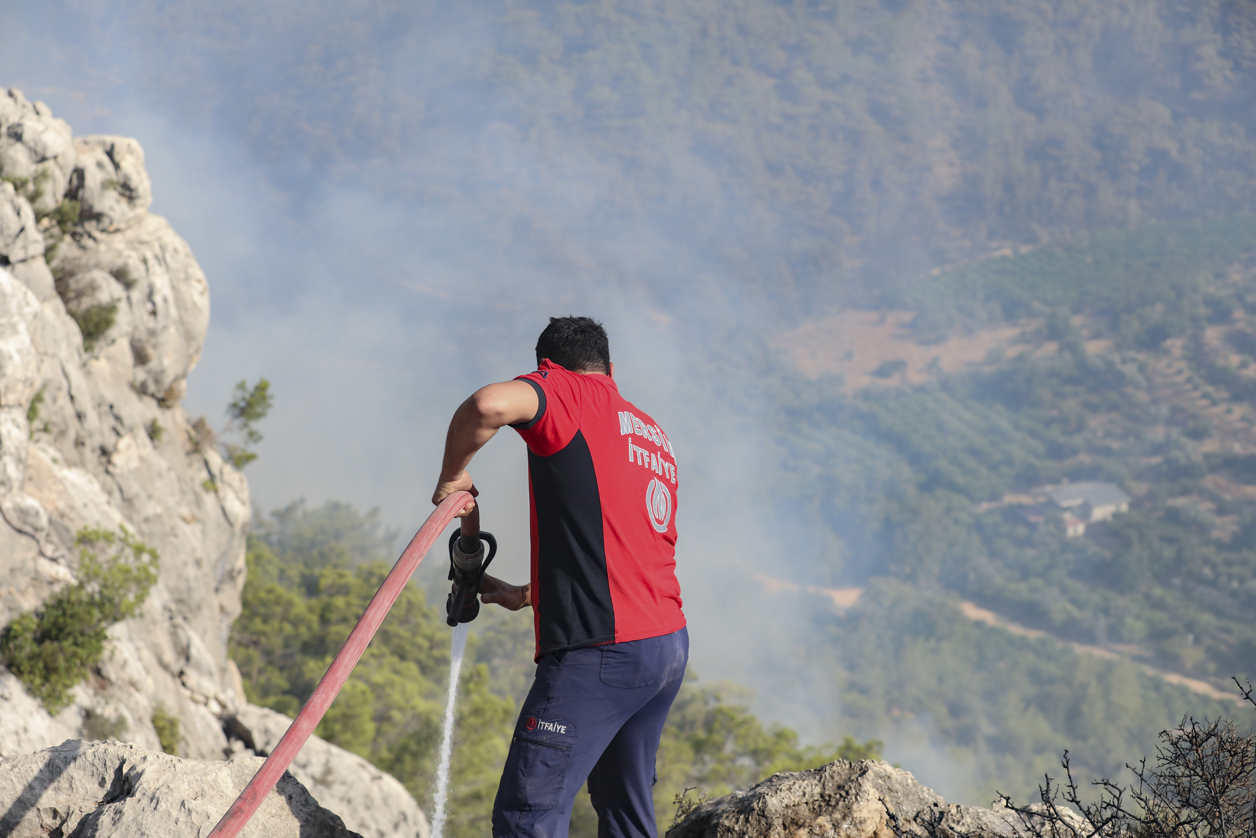 Mersin Büyükşehir Belediyesi, Silifke yangınına müdahale ediyor