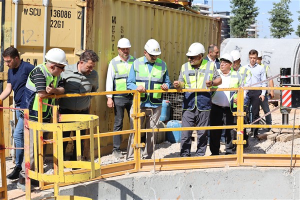 Başkan Altay, Dr. Sadık Ahmet Caddesi’nde yürütülen mikro tünel çalışmasını inceledi