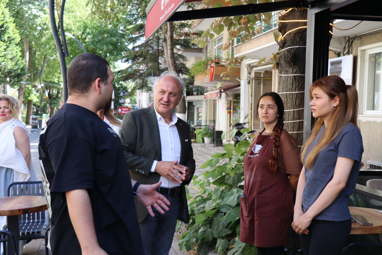 İzmit Belediyesi yetkilileri, Köseoğlu Sokak esnafını ziyaret etti