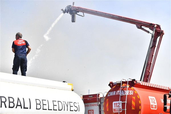 İzmir İtfaiyesi yangınlarla mücadelesini sürdürüyor