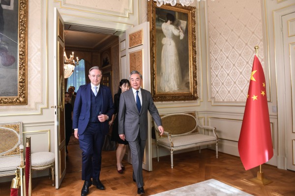Belçika Başbakanı De Wever, Çin Dışişleri Bakanı Wang Yi ile bir araya geldi