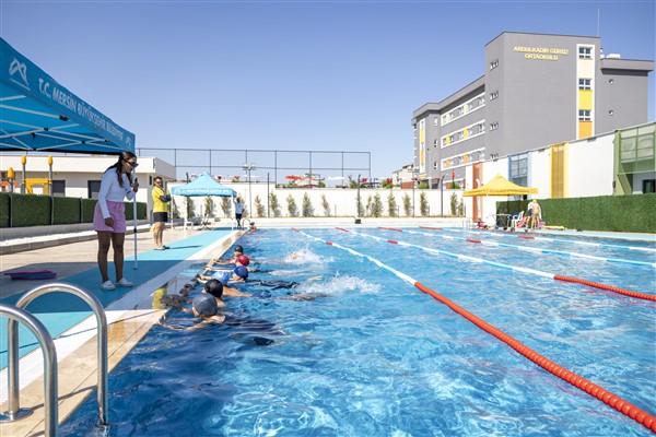Toroslar Spor Park’ta yüzme kursları devam ediyor