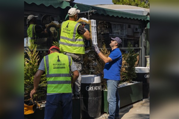 Güzelyalı’da yeşil alanları işgal eden unsurlar kaldırıldı