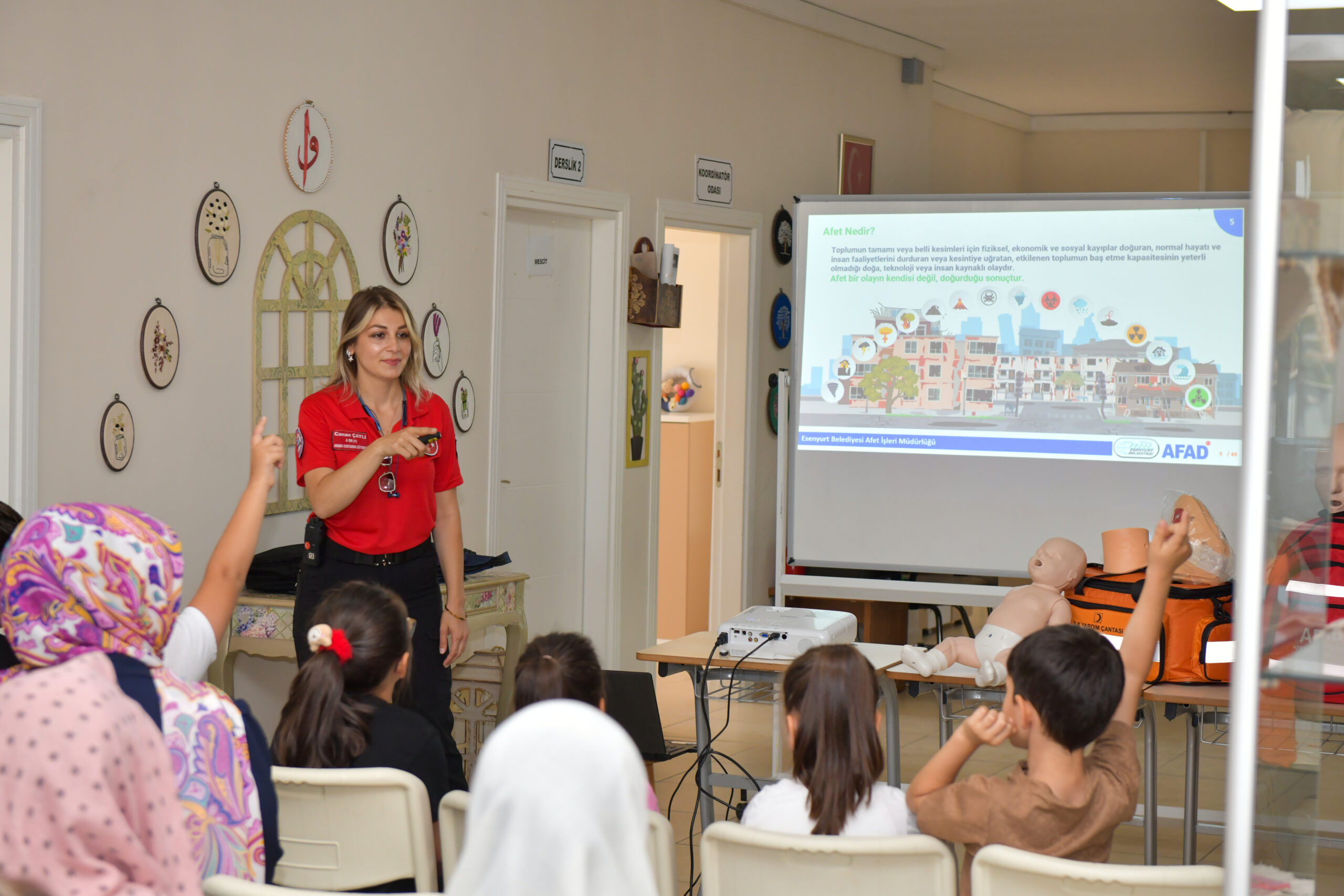Esenyurt Belediyesi, afetlere karşı eğitim çalışmalarını sürdürüyor