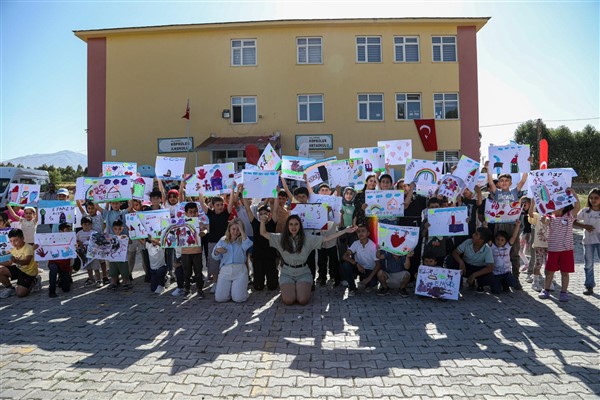 Van’da çocuklar hayallerindeki dünyayı resmetti