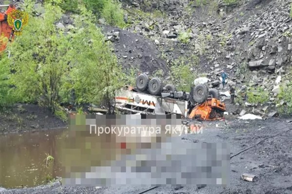 Yakutistan’da servis otobüsünün uçurumdan yuvarlanması sonucu 14 kişi öldü