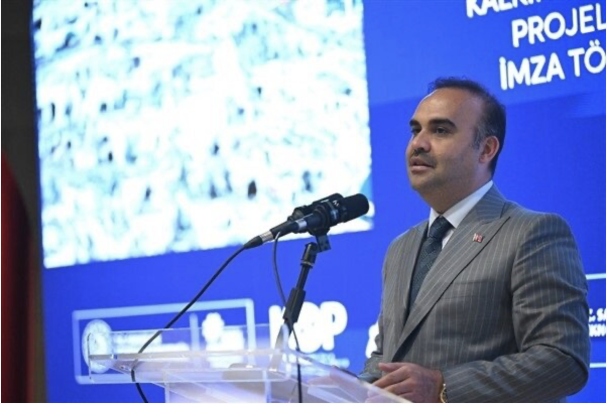 Bakan Kacır: Gençlerimiz madalyalarla döndüler!