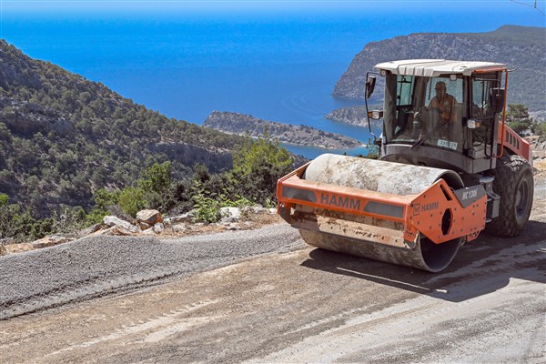 Mersin Büyükşehir’den Silifke’de yol çalışması