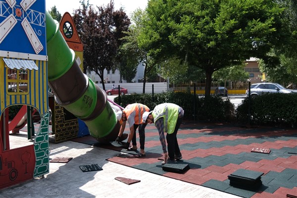 İnegöl’de 7 mahallede 22 parkın zemini yenileniyor