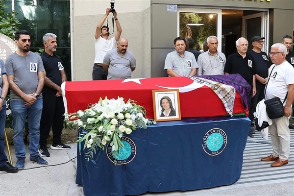 Eski CHP Bursa Milletvekili Prof. Dr. Lale Karabıyık son yolculuğuna uğurlandı