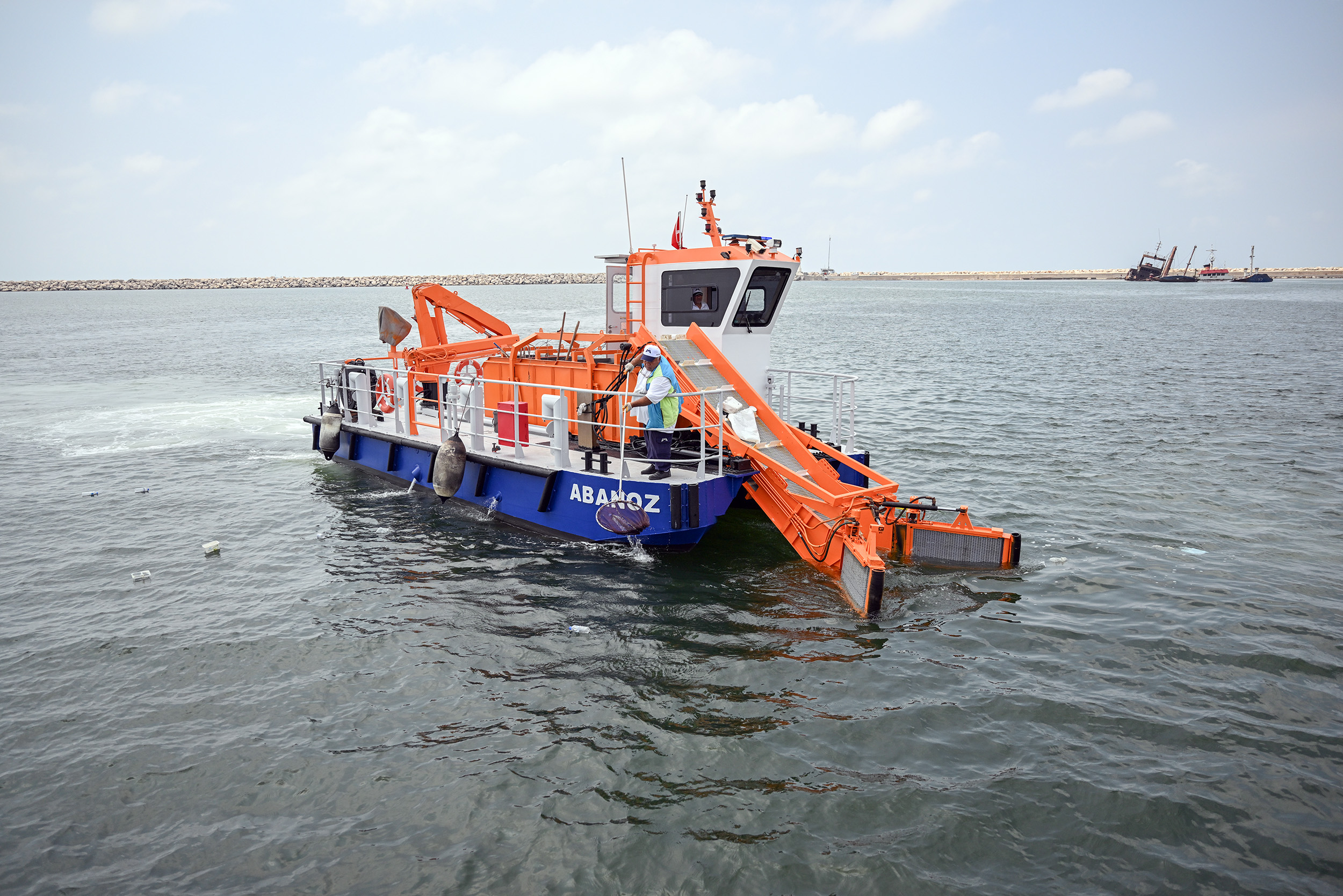 Mersin Büyükşehir Belediyesi’nden deniz temizliği