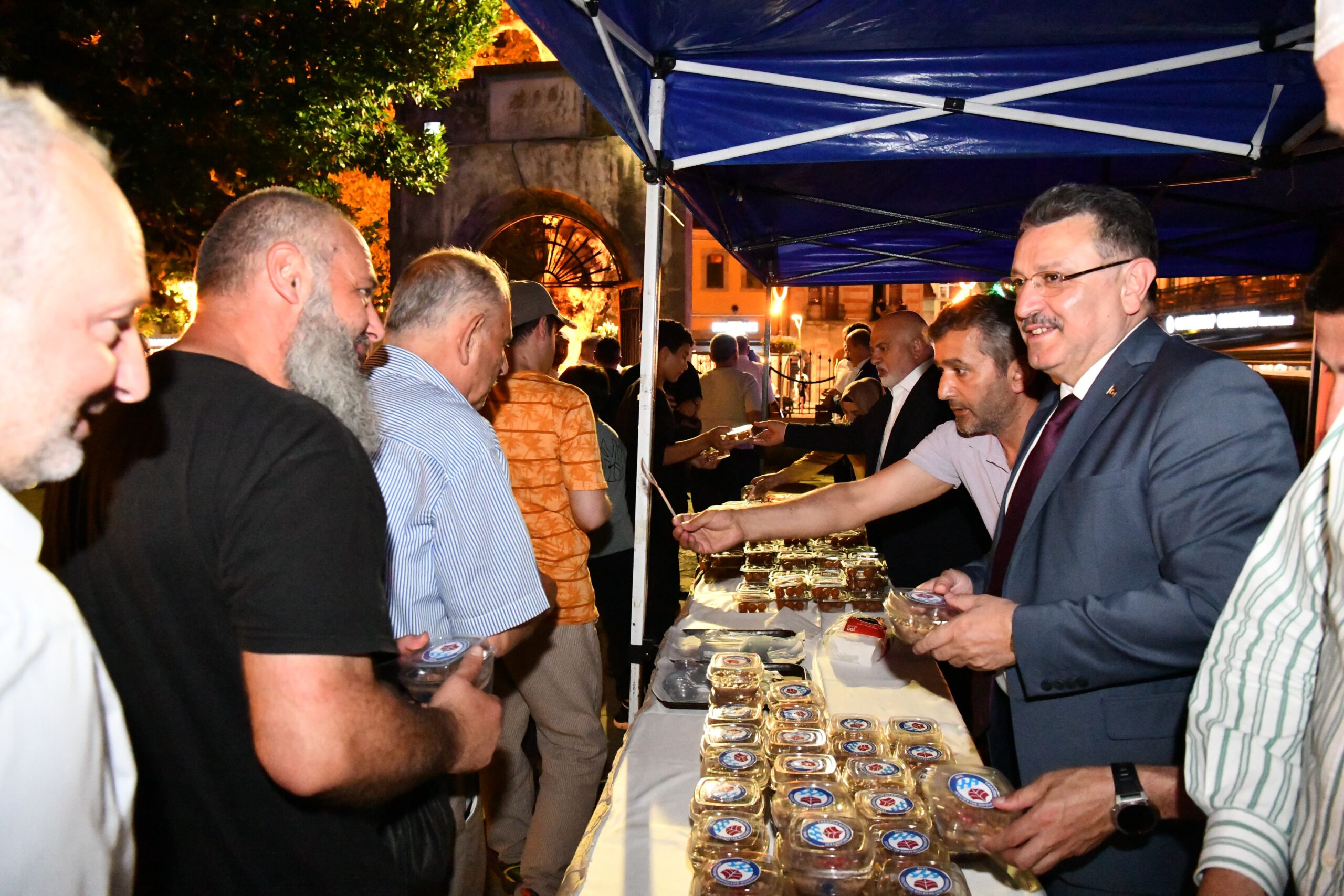 Trabzon Büyükşehir Belediyesi’nden aşure ve lokma ikramı