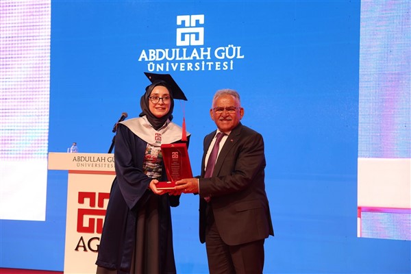 Başkan Büyükkılıç, AGÜ mezuniyet törenine katıldı