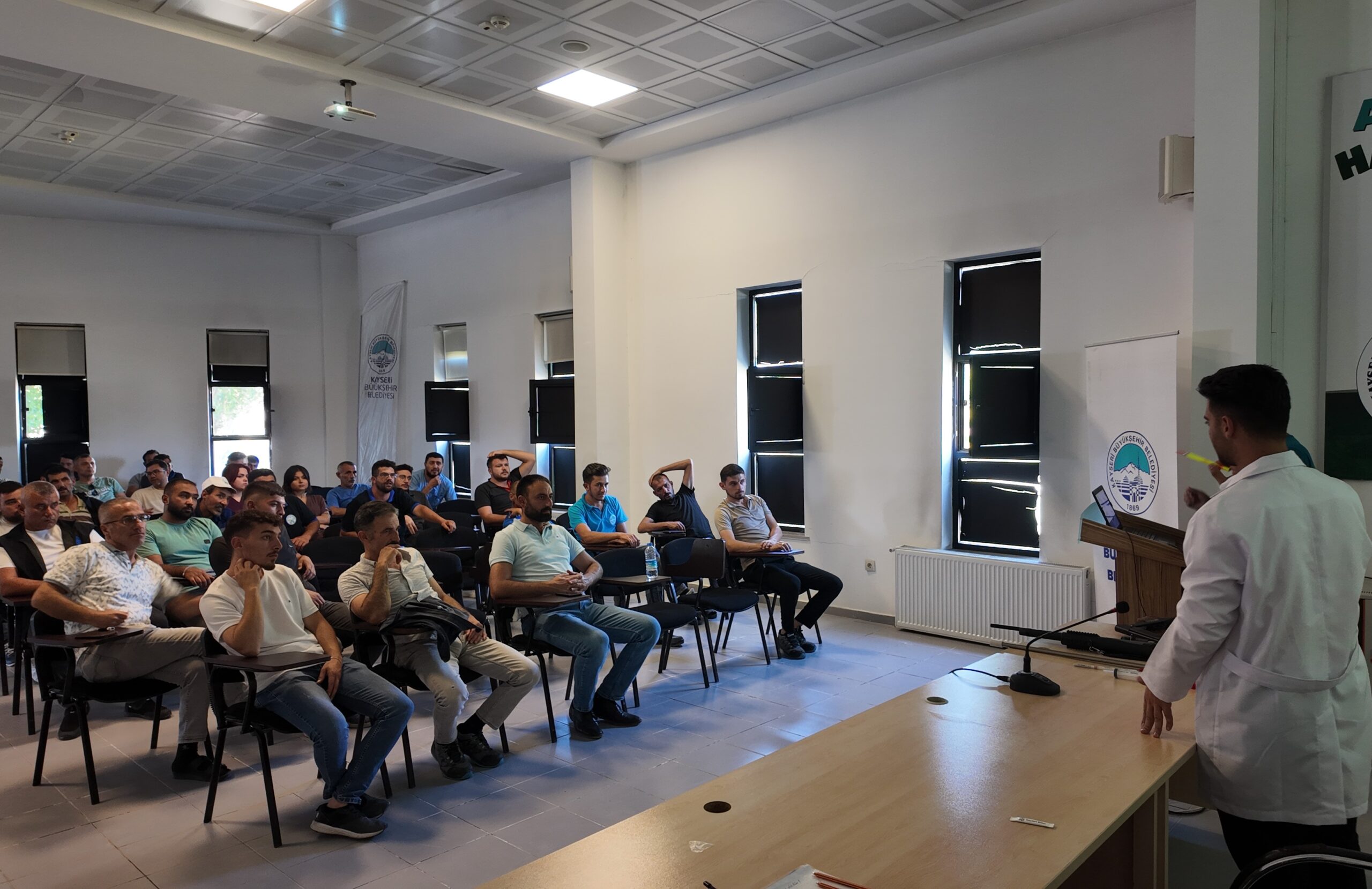 Kayseri’de ilçe belediyelere sokak hayvanlarını toplama eğitimi ve mama desteği