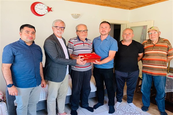 İzmit Belediyesi, Kıbrıs Gazisi Demir’i ziyaret etti