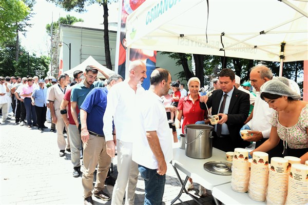 Başkan Aydın, vatandaşlara aşure dağıttı
