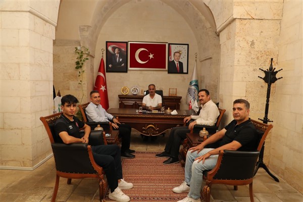 Başkan Kuş, Türkiye şampiyonu karateciyi tebrik etti