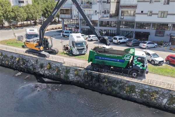 Karsak Deresi’nden temizlik çalışmaları devam ediyor