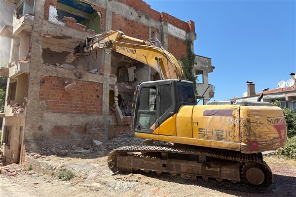Gemlik’te metruk bina yıkımları sürüyor