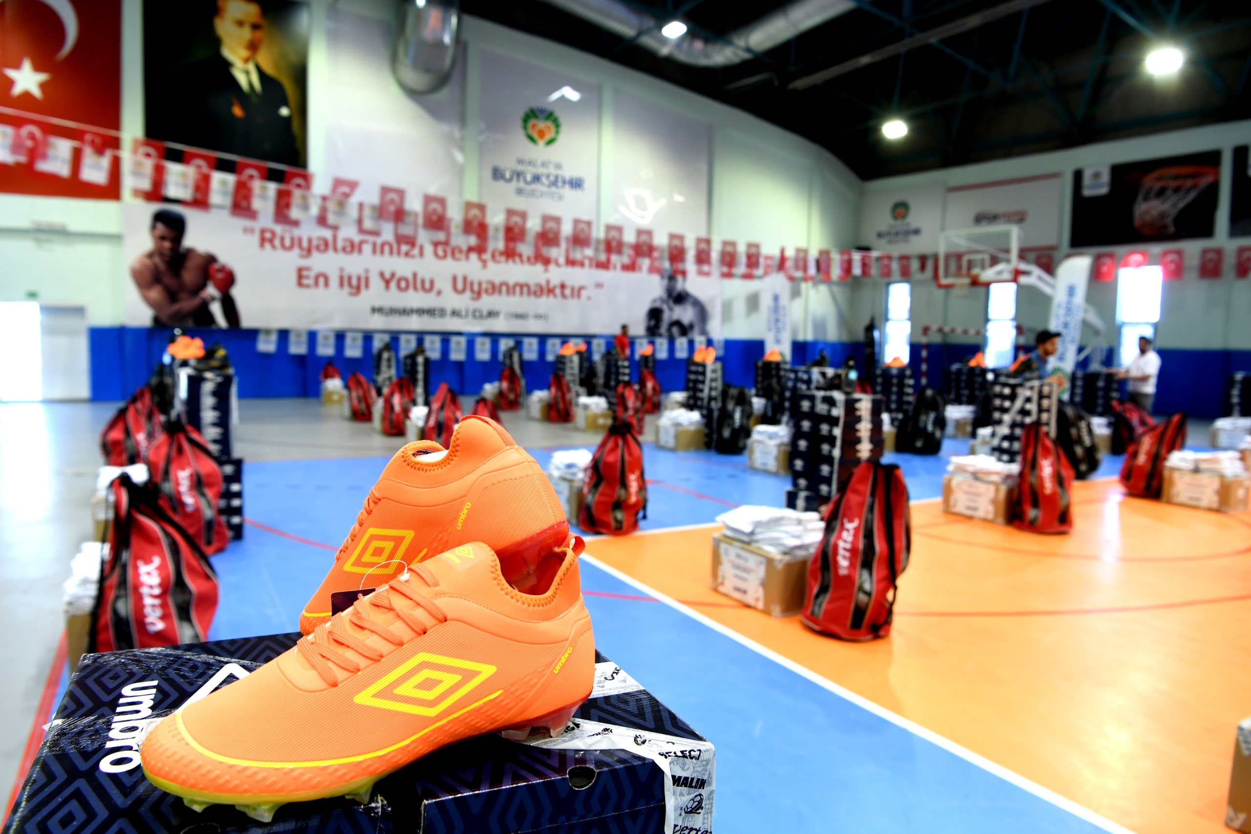 Malatya’da amatör spor kulüplerine 10 milyon TL değerinde spor malzemesi desteği