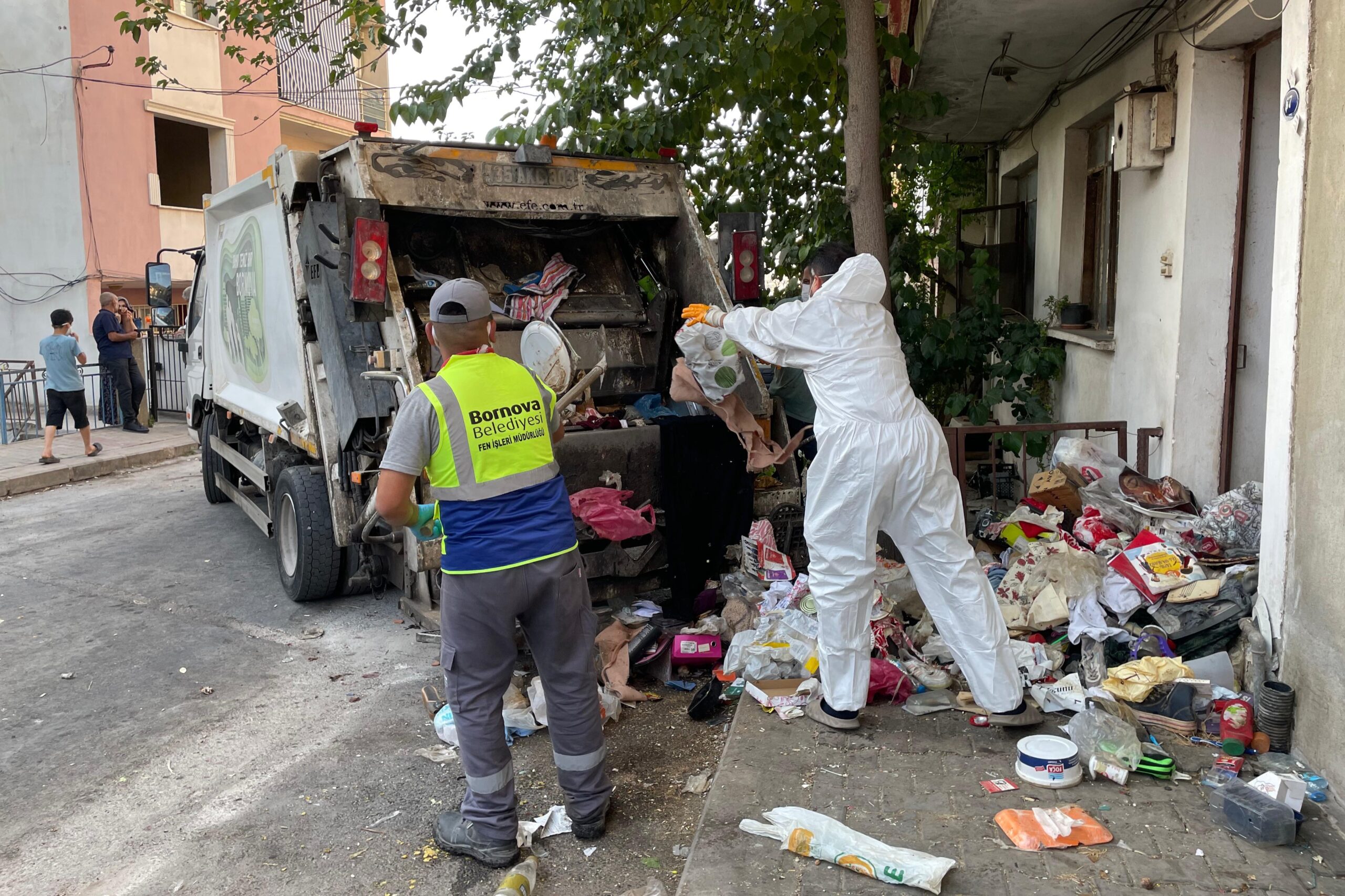 Bornova Belediyesi, çöp evi temizledi