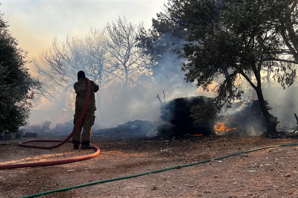 Çeşme’de yangınla mücadele sürüyor