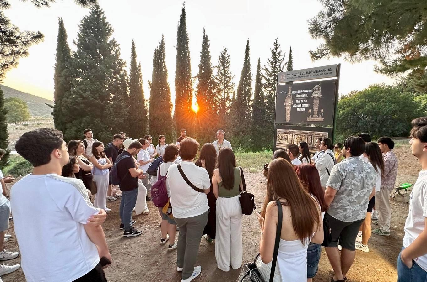 İzmir Büyükşehir Belediyesi’nden “Gençler İzmir’i Geziyor” projesi
