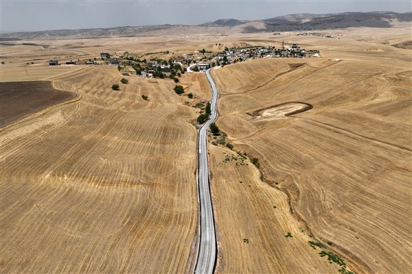 Diyarbakır Büyükşehir kırsal mahalle yollarında asfalt çalışması başlattı