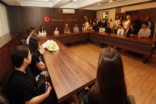 Sınavlarda başarılı olan gençler, Başkan Yaşar’ı ziyaret etti