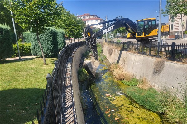 Çorum Belediyesi, şehir merkezindeki dereleri temizliyor
