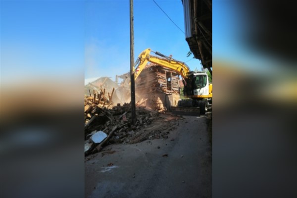 Osmangazi Belediyesi, 3 metruk binayı yıktı