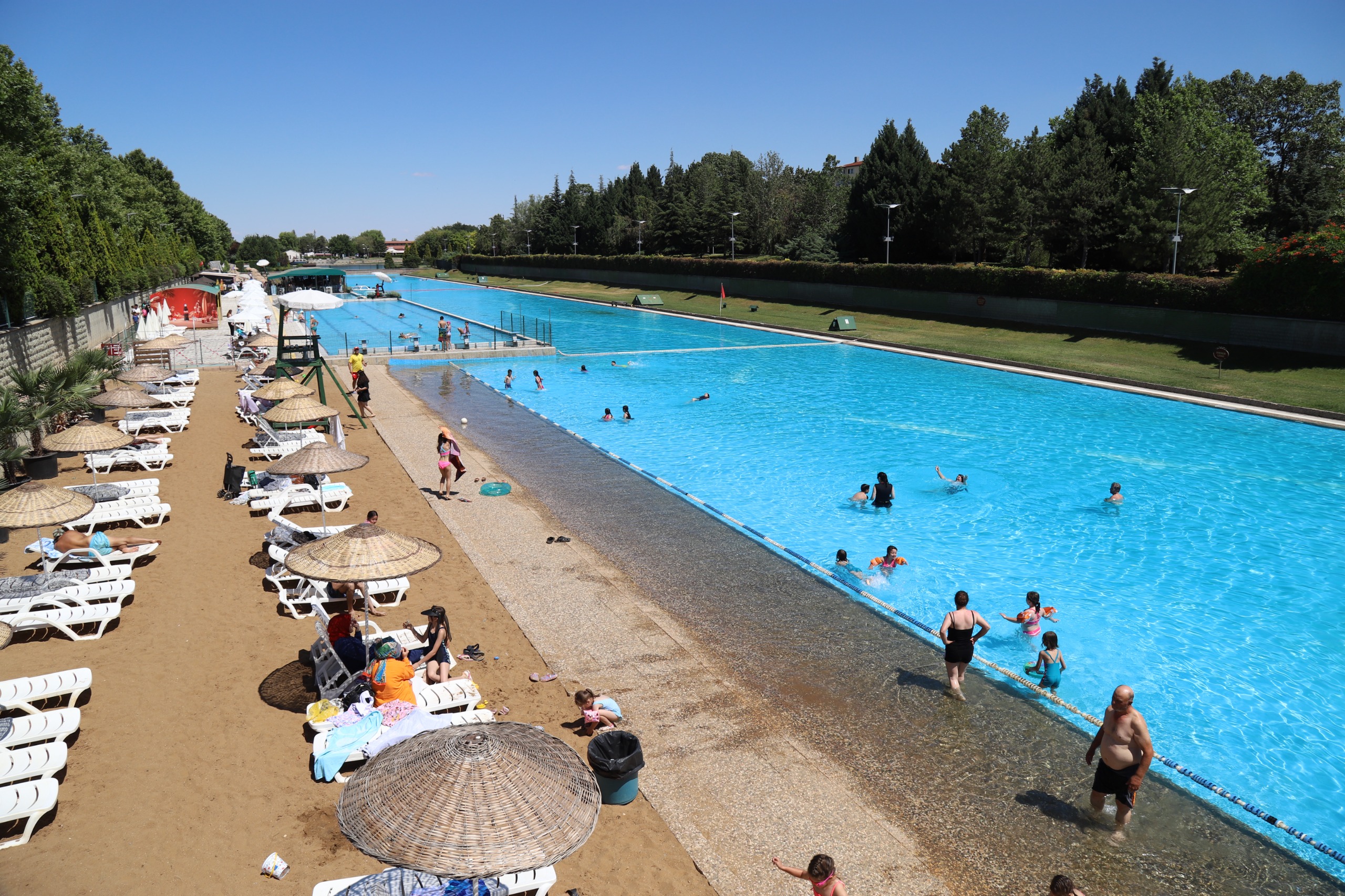 Eskişehir’de yapay plaj ve olimpik havuz sezonu açıldı