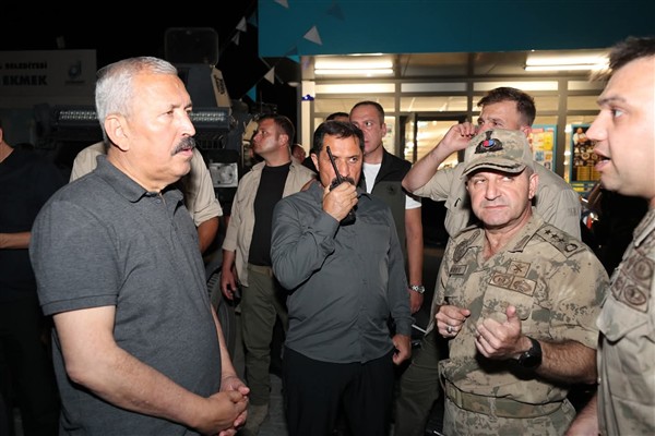 Vali Masatlı, yangın söndürma çalışmalarını takip etti