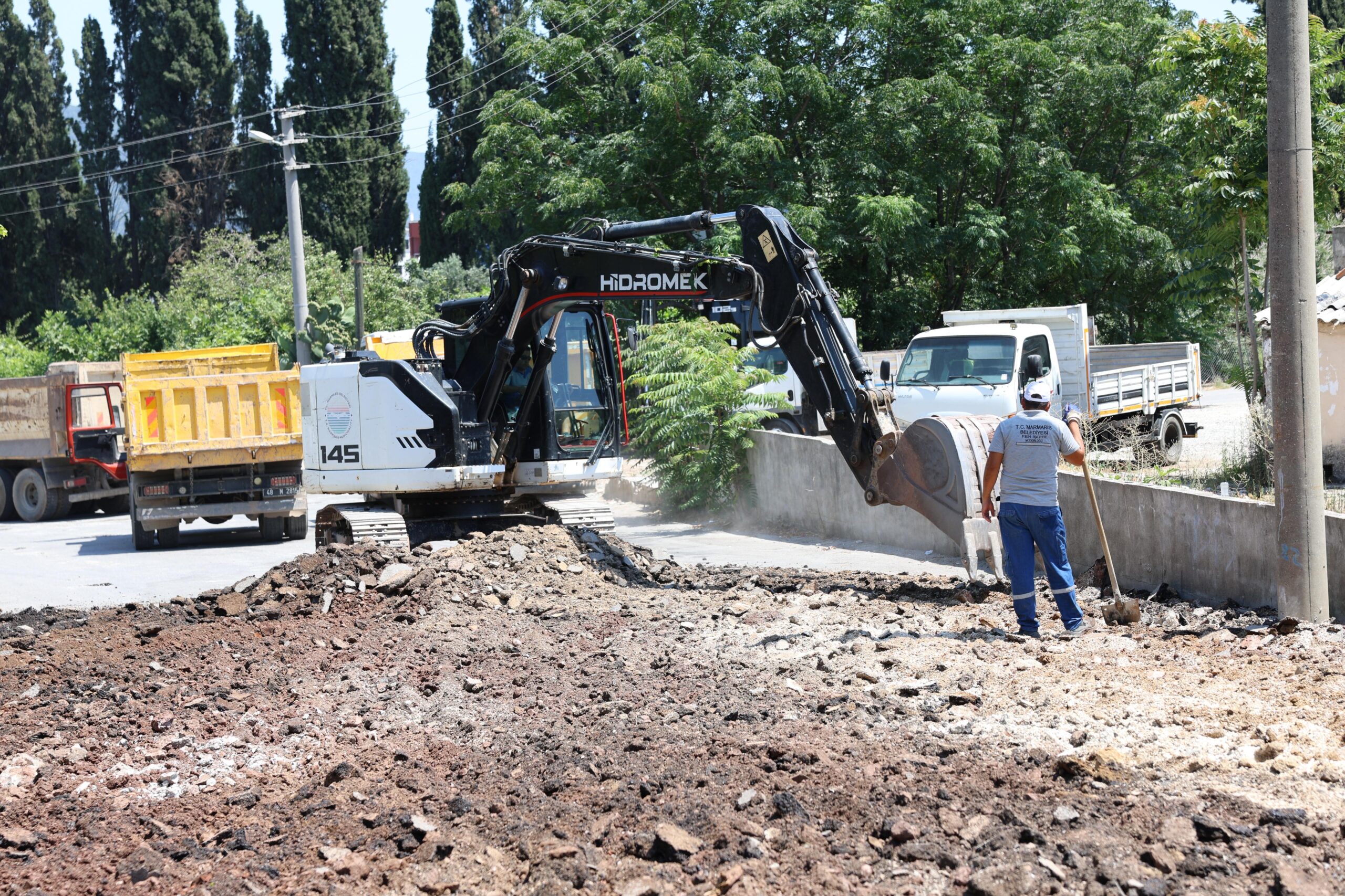 Çamdibi Mahallesi’nde yol yenileme çalışması başladı