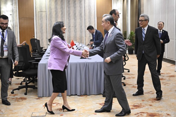 Çin Dışişleri Bakanı Wang, Kanadalı, İngiliz ve Avustralyalı mevkidaşlarıyla görüştü