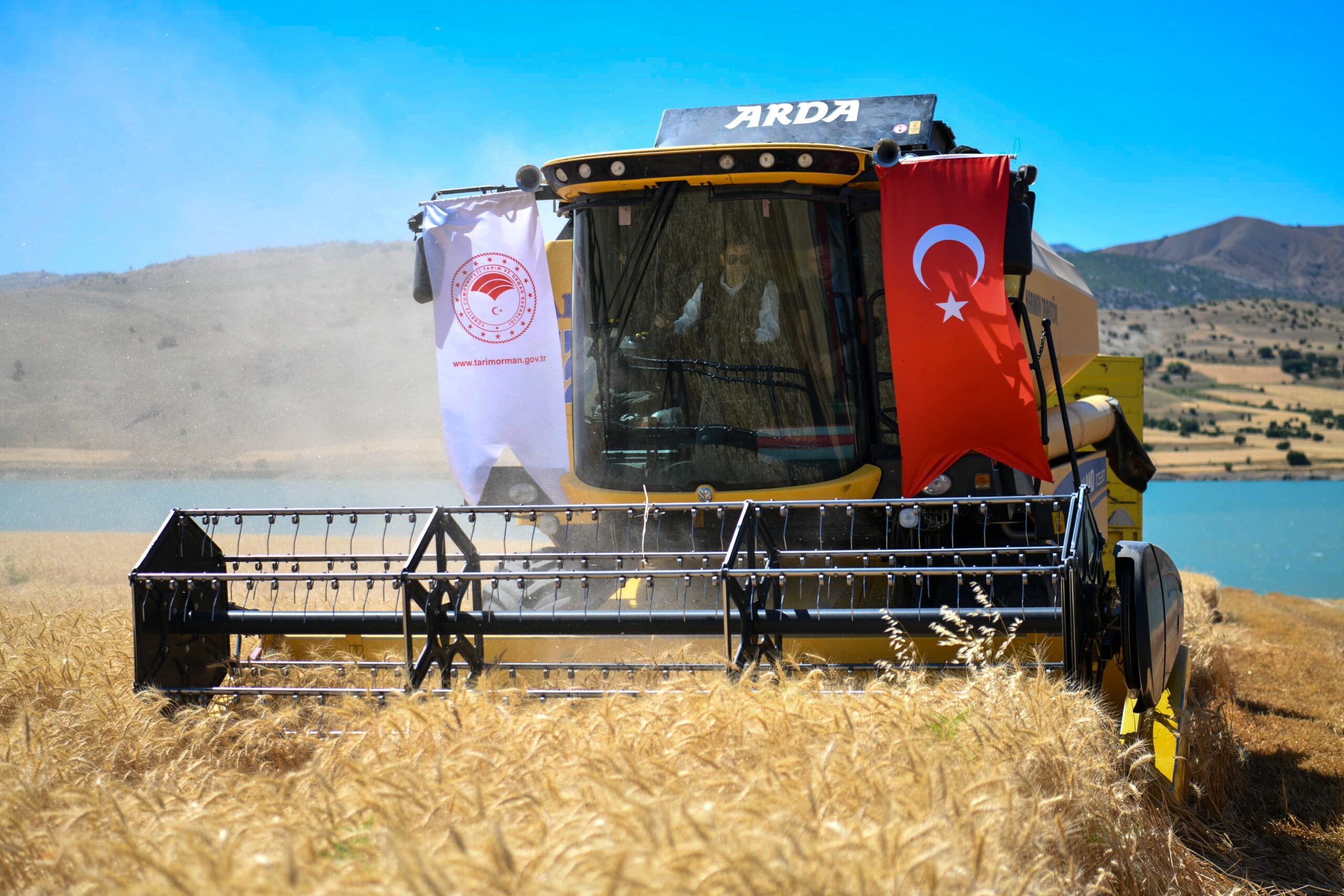 Vali Aygöl, buğday hasadına katıldı ve un fabrikasını ziyaret etti