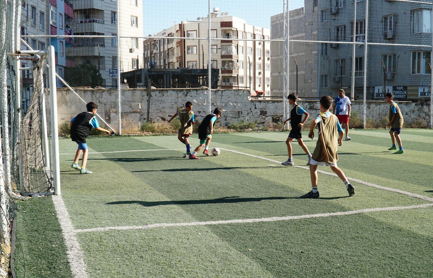 Haliliye’de yaz futbol kursu, çocuklar tarafından yoğun ilgi gördü