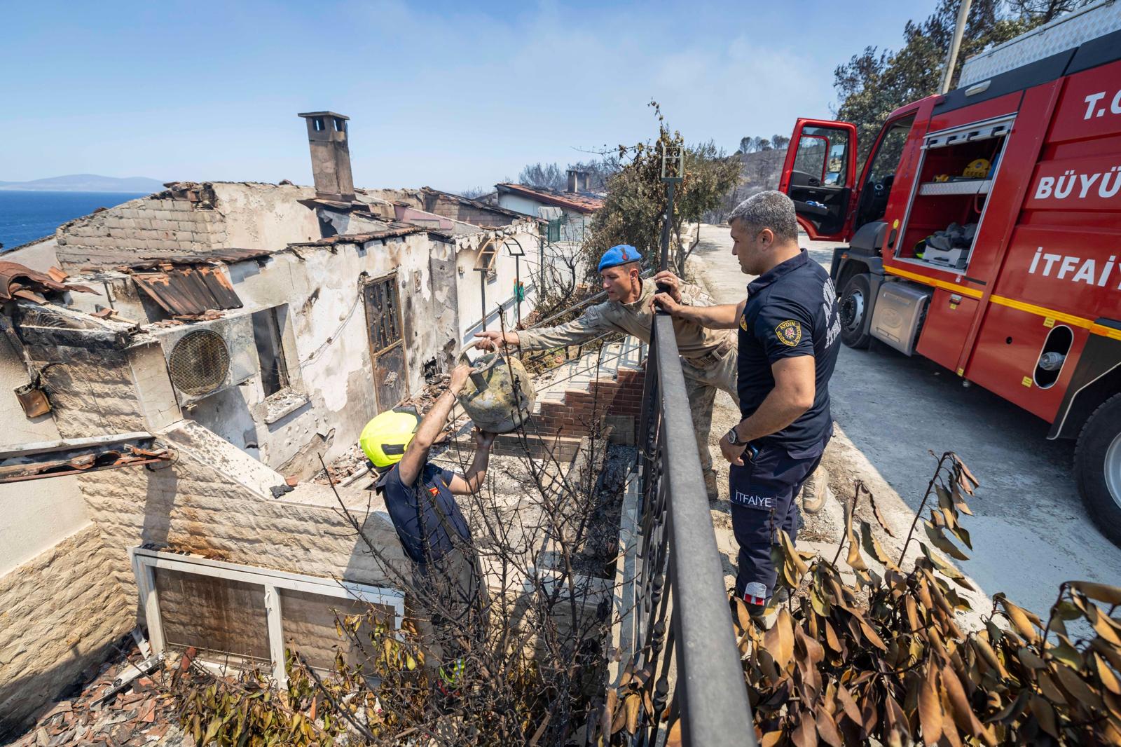 Son üç günde çıkan yangınlar yaklaşık 10 bin hektarlık alanı küle çevirdi