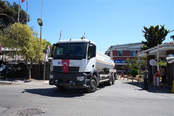 Üsküdar Belediyesi, İzmir’deki yangına müdahale için bölgeye gitti