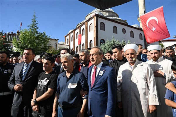Vali Yavuz, şehit askerin cenazesine katıldı