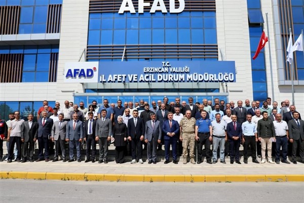 Erzincan Valisi Aydoğdu, köy muhtarlarıyla istişare toplantısı yaptı