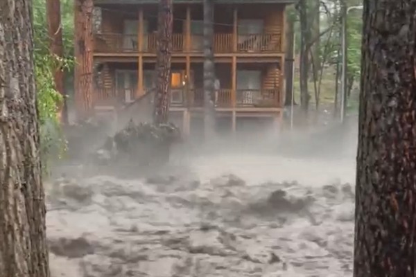 New Mexico’da ölümcül orman yangınlarında yanan kasabada ani sel acil durumu ilan edildi