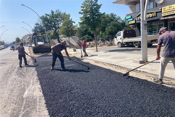 Düzce Belediyesi’nden şehir genelinde yol ve temizlik çalışmaları