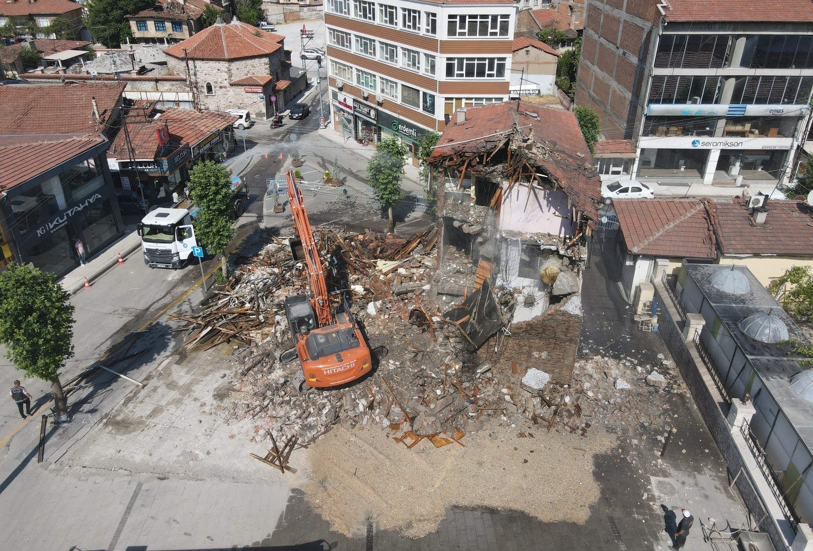 Çorum’da Tarihi Şehir Meydanı içerisindeki son binalar da yıkıldı