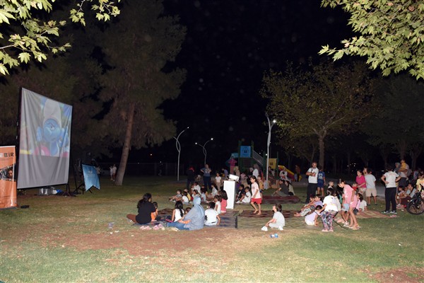 Açık Hava Film Gösterimleri çocuklardan ilgi görüyor